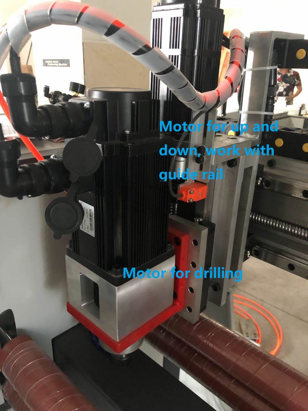 Working Status of EP Rubber Conveyor Belt Perforator - Drilling 15mm Thick Rubber Belt (No Burrs)
