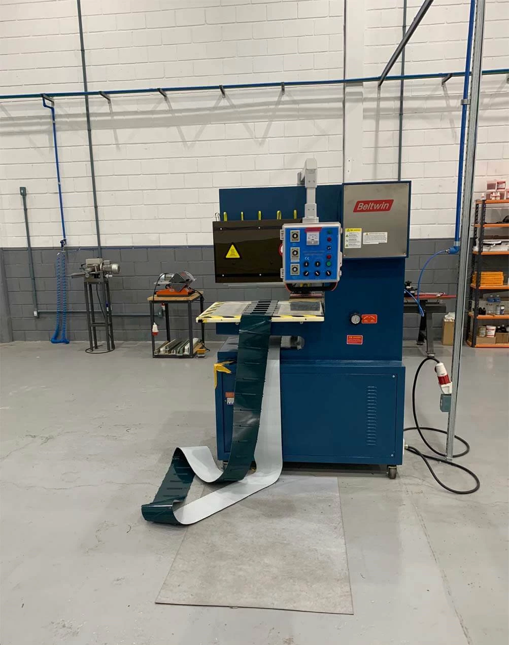 QA-1000 700mm High Frequency Belt Welding Machine For Belt V-Guide/Cleat/Sidewall