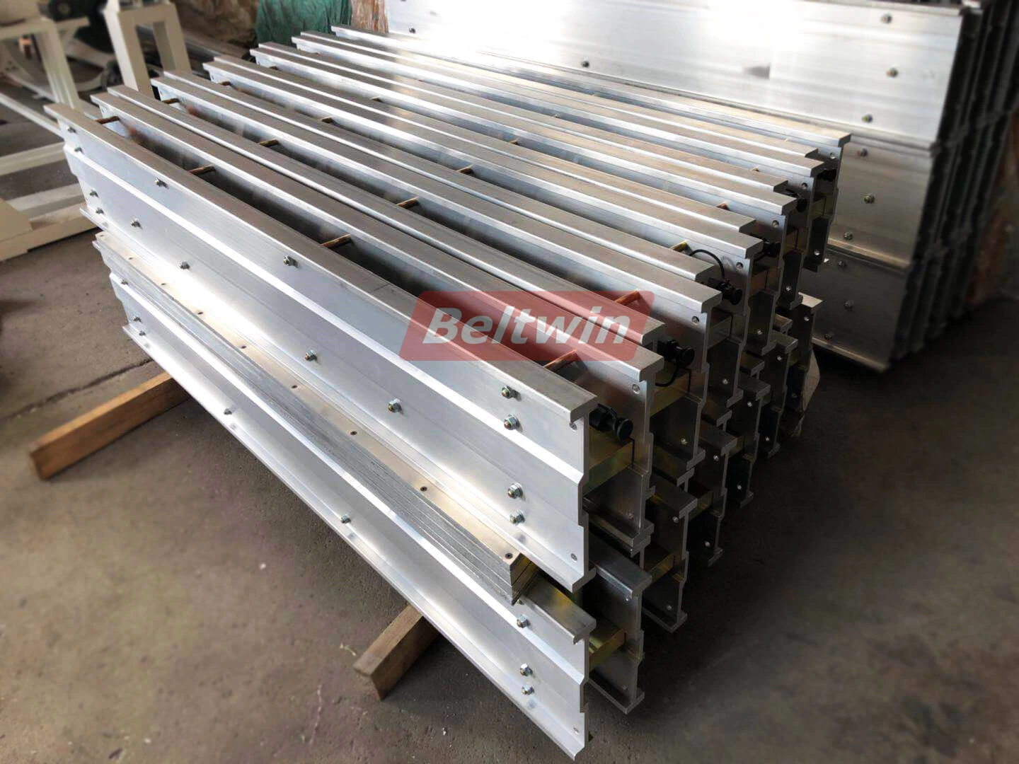 Beltwin hydraulic type vulcanizer delivery to Iran!