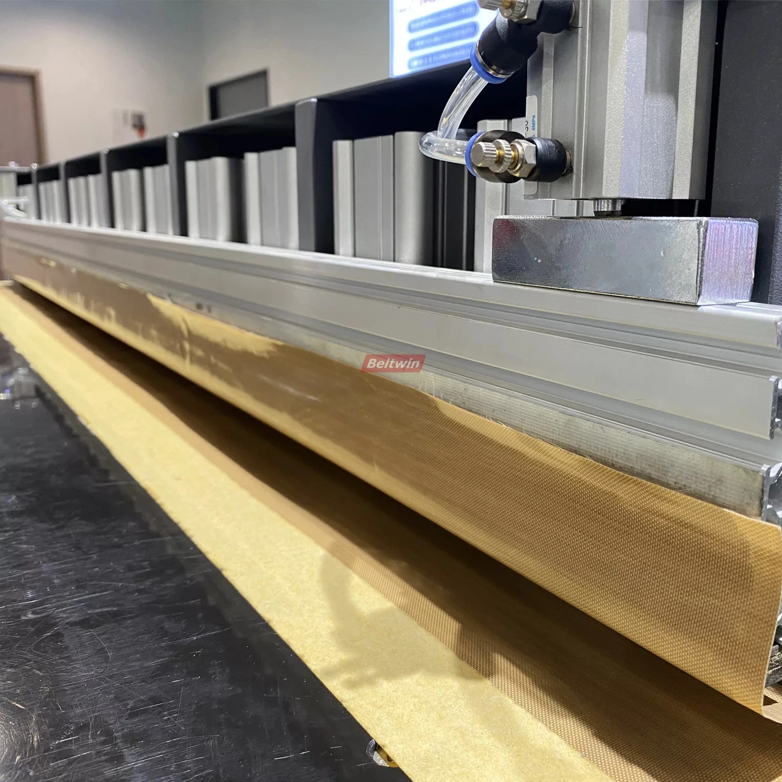 What are the advantages of the PVC PU belt edge sealing machine?