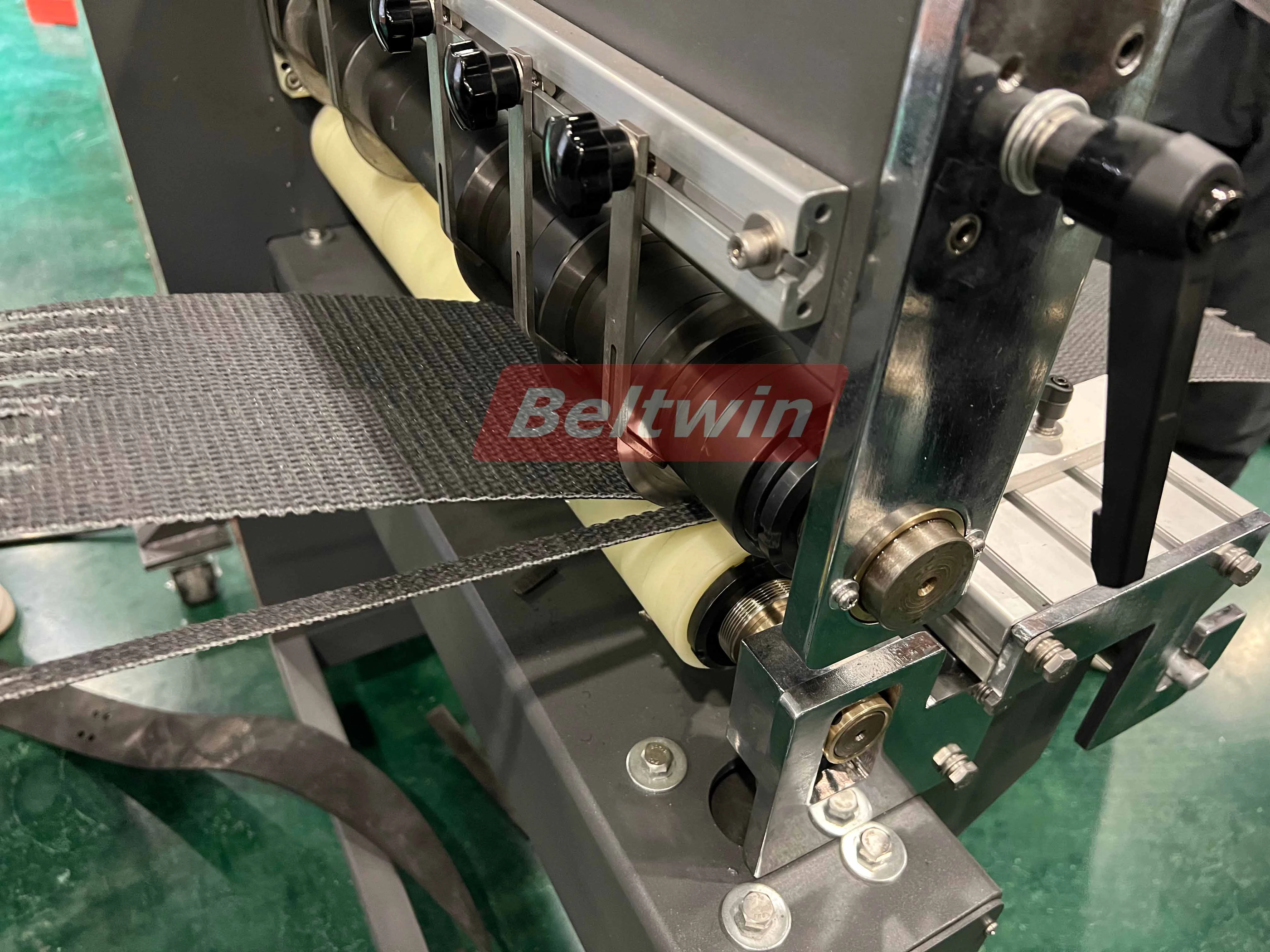 PVC  Circular Blades Belt Slitting Cutting machine /PU Belt Circular Blades Cutter Slitter
