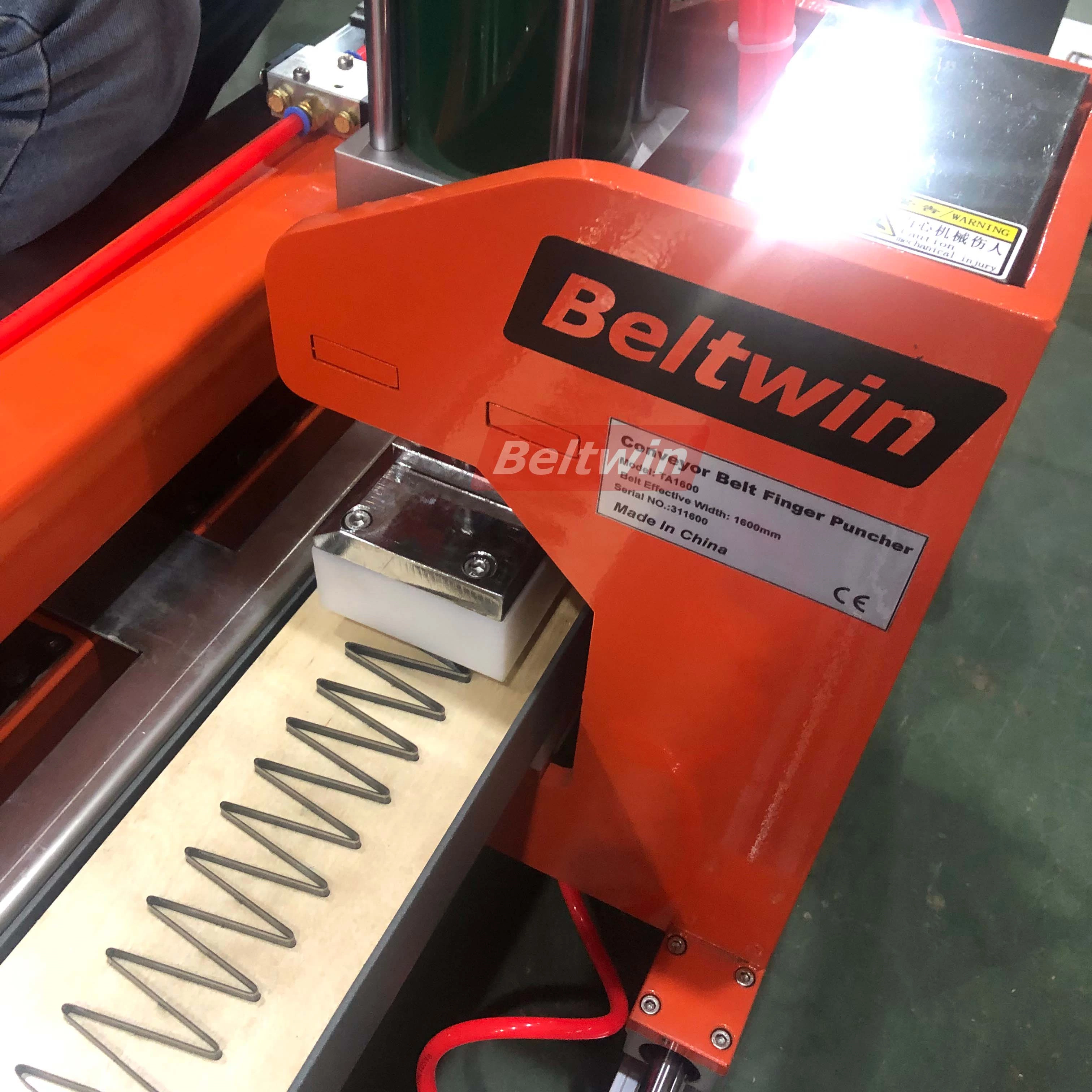 Pneumatic Portable PVC/PU Conveyor Belts Finger Punch Machine 1600 With Free U-type Cutter