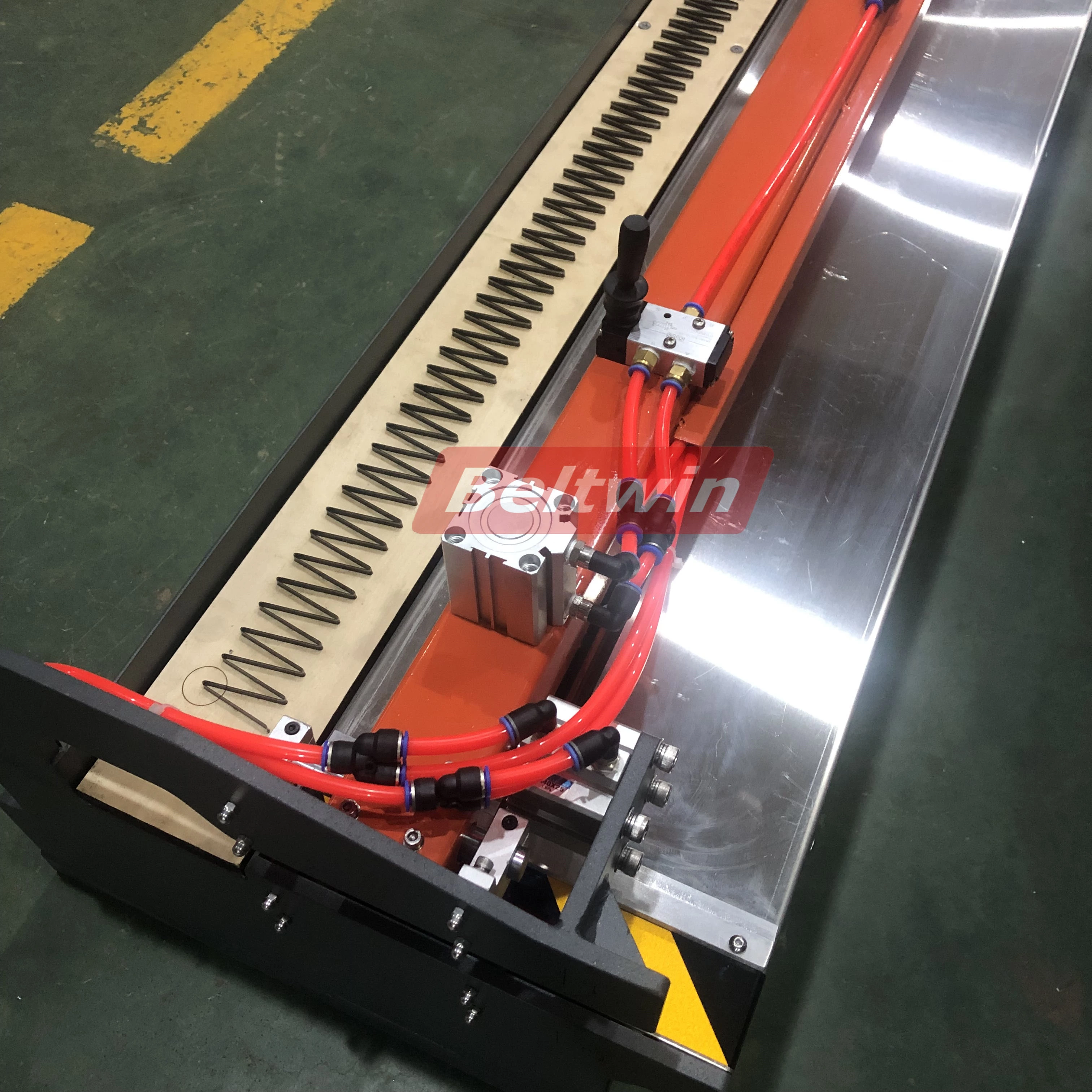 Pneumatic Portable PVC/PU Conveyor Belts Finger Punch Machine 1600 With Free U-type Cutter